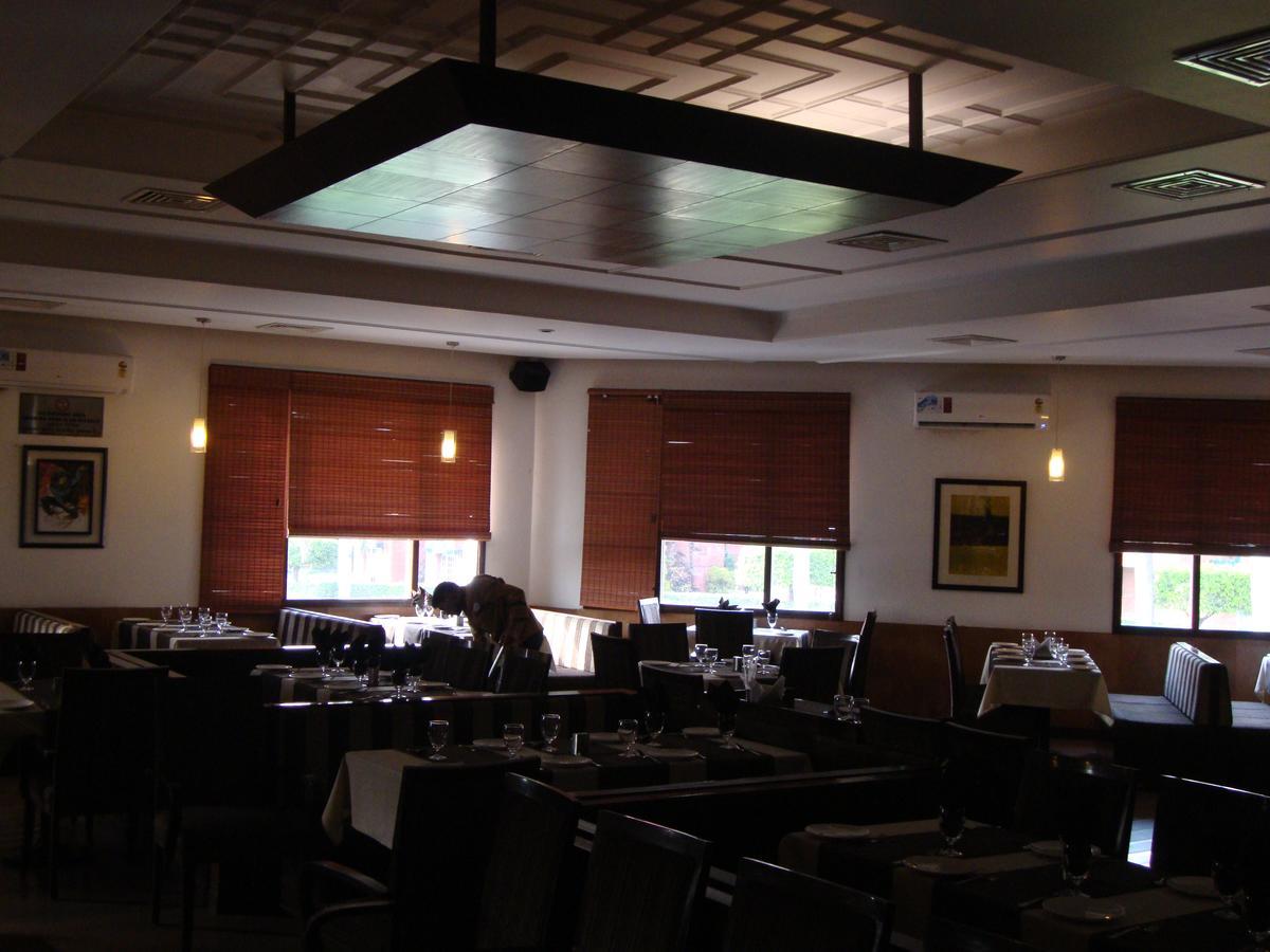 Hotel North Park Panchkula Eksteriør bilde