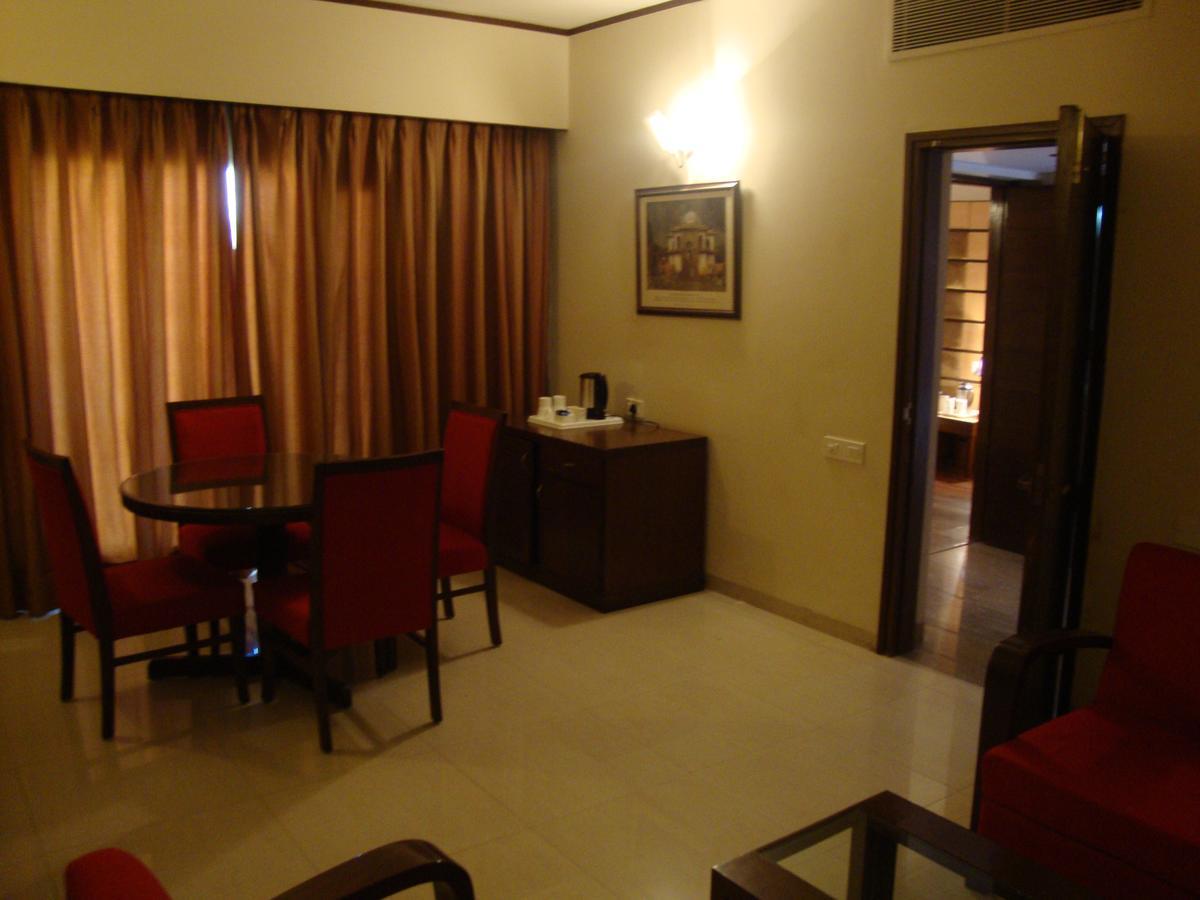 Hotel North Park Panchkula Eksteriør bilde
