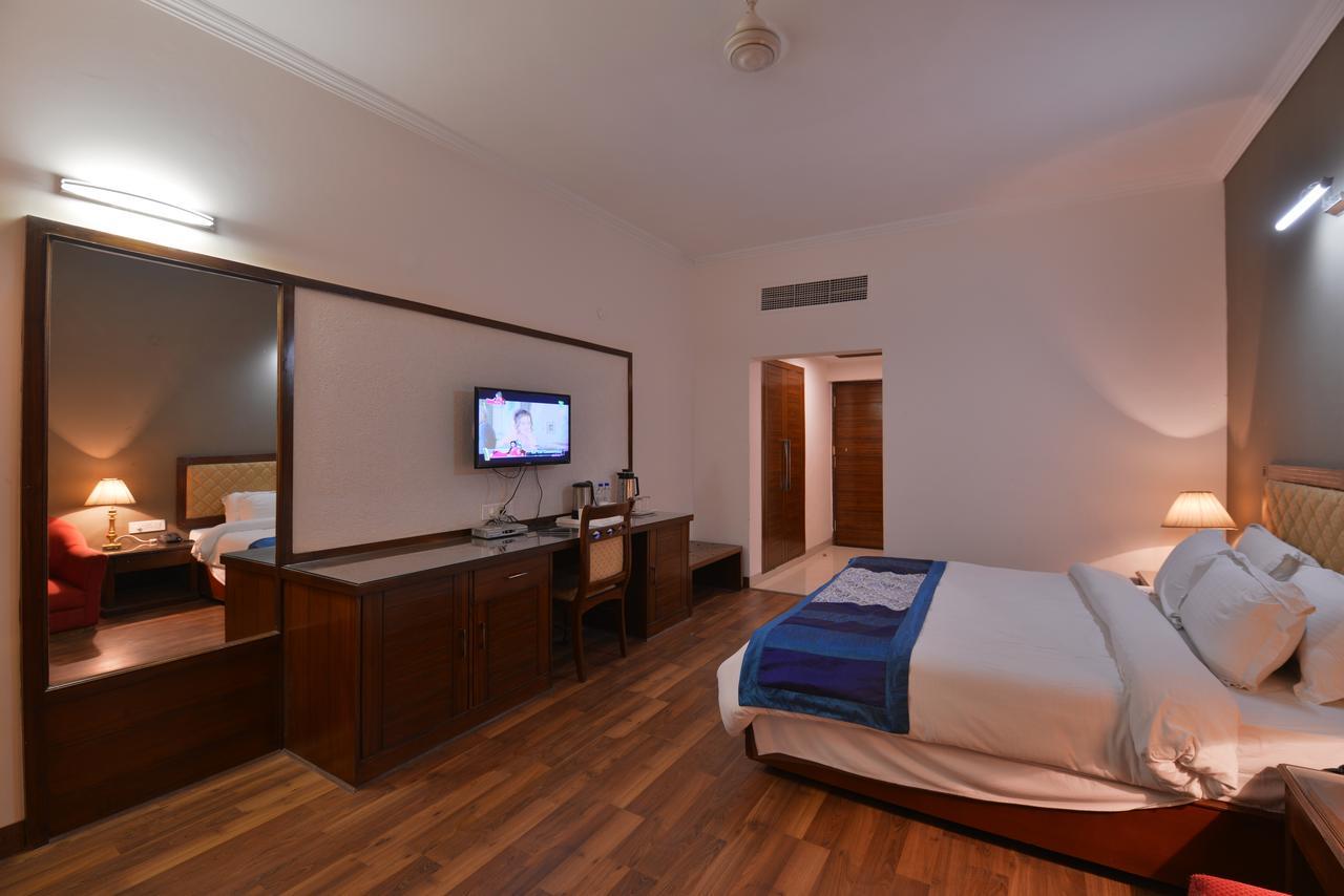 Hotel North Park Panchkula Eksteriør bilde